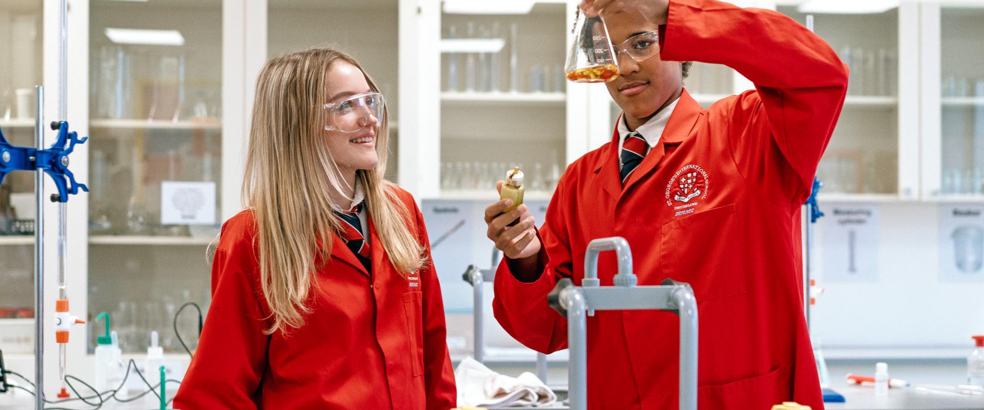 Imagen principal del artículo: Estudiar en el extranjero impulsa el desarrollo cognitivo y emocional en niños y jóvenes