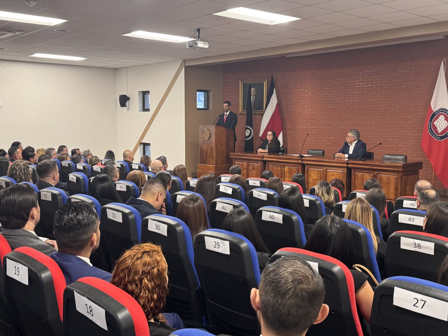 Imagen principal del artículo: Fiscal general Carlo Díaz juramenta a 65 fiscales en propiedad