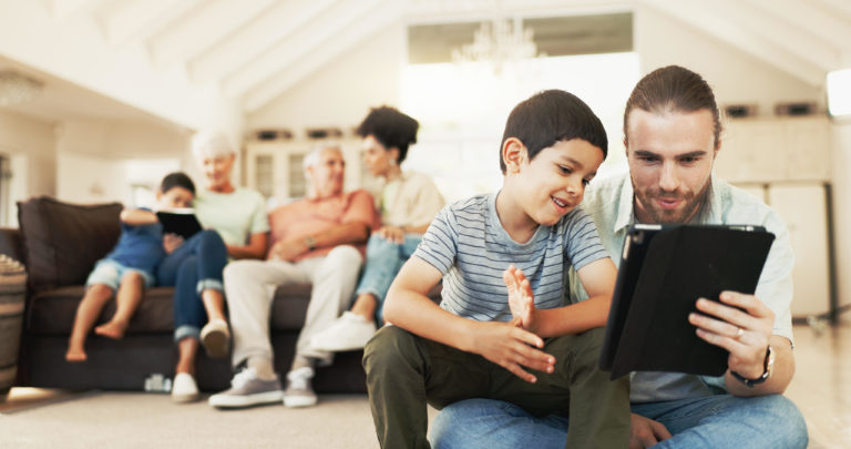 Estudio revela que menores costarricenses se sienten más competentes que sus padres en tecnología