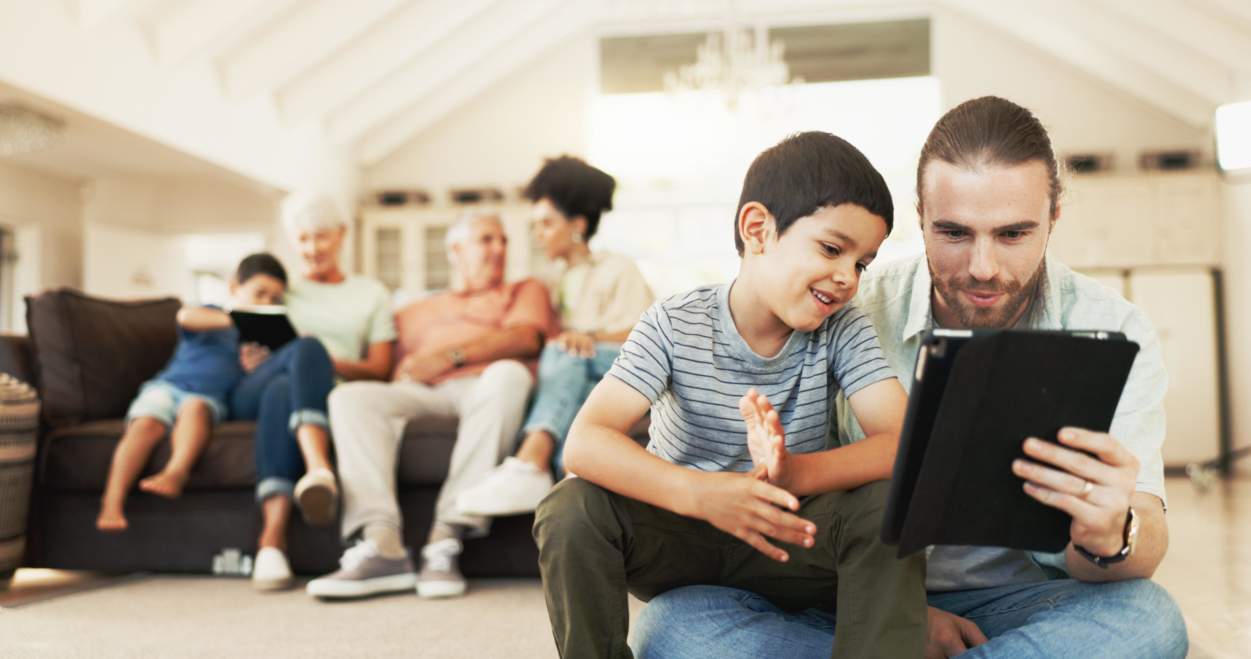 Imagen principal del artículo: Estudio revela que menores costarricenses se sienten más competentes que sus padres en tecnología