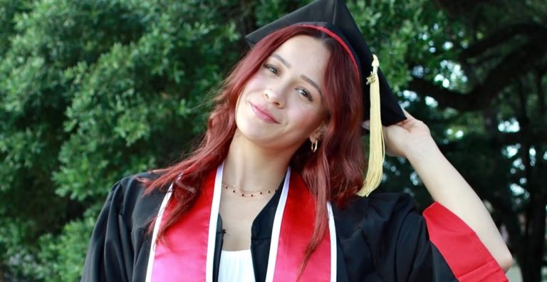 Nadadora olímpica Alondra Ortiz recibe título en Economía de la Universidad de Houston