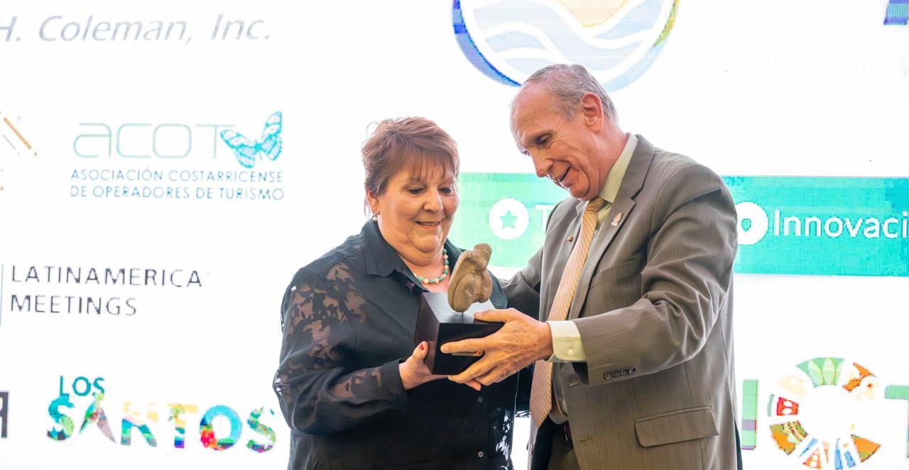 Imagen principal del artículo: Yadyra Simón recibe homenaje por sus aportes a EXPOTUR