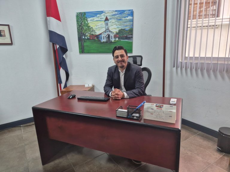 Emmanuel Ferrer asume como alcalde interino tras renuncia y suspensiones en la Municipalidad de Mora