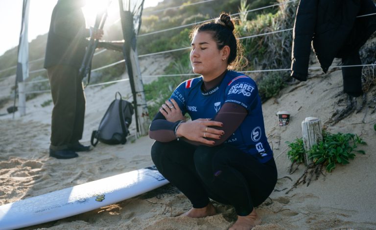 Surfista tica Brisa Hennessy asegura su lugar en el Tour Mundial 2026 pese a eliminación