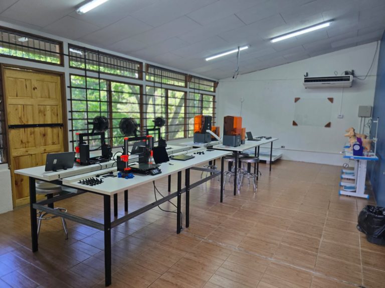 Atenas estrena laboratorio de innovación comunitaria con tecnología y enfoque inclusivo