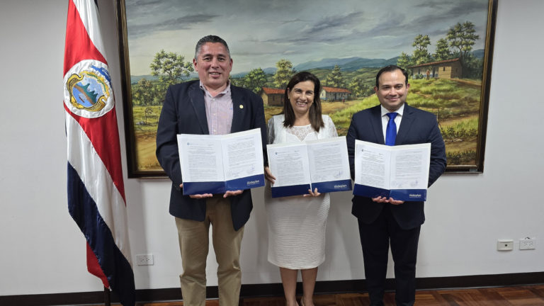 Mideplán firmó contrato para estudio de regionalización por 943 mil dólares