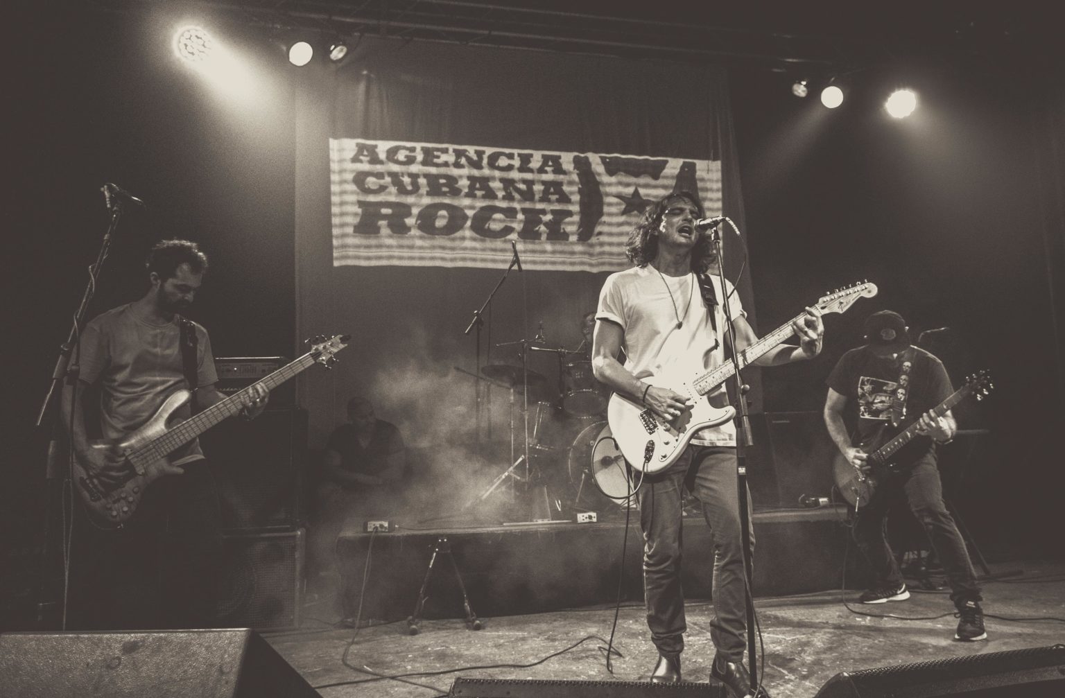 Imagen principal del artículo: Cabeza de Vinil lanza “Obturador/Reciprocador”, un grito punk contra la indiferencia política
