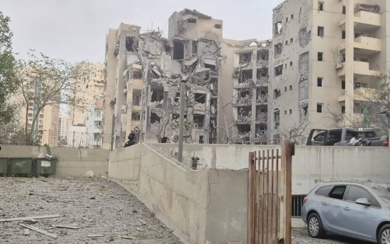 Trump anuncia "cese total" al fuego entre Irán e Israel, pero ataques continúan