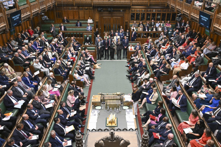 Parlamento de Reino Unido aprueba ley de muerte asistida