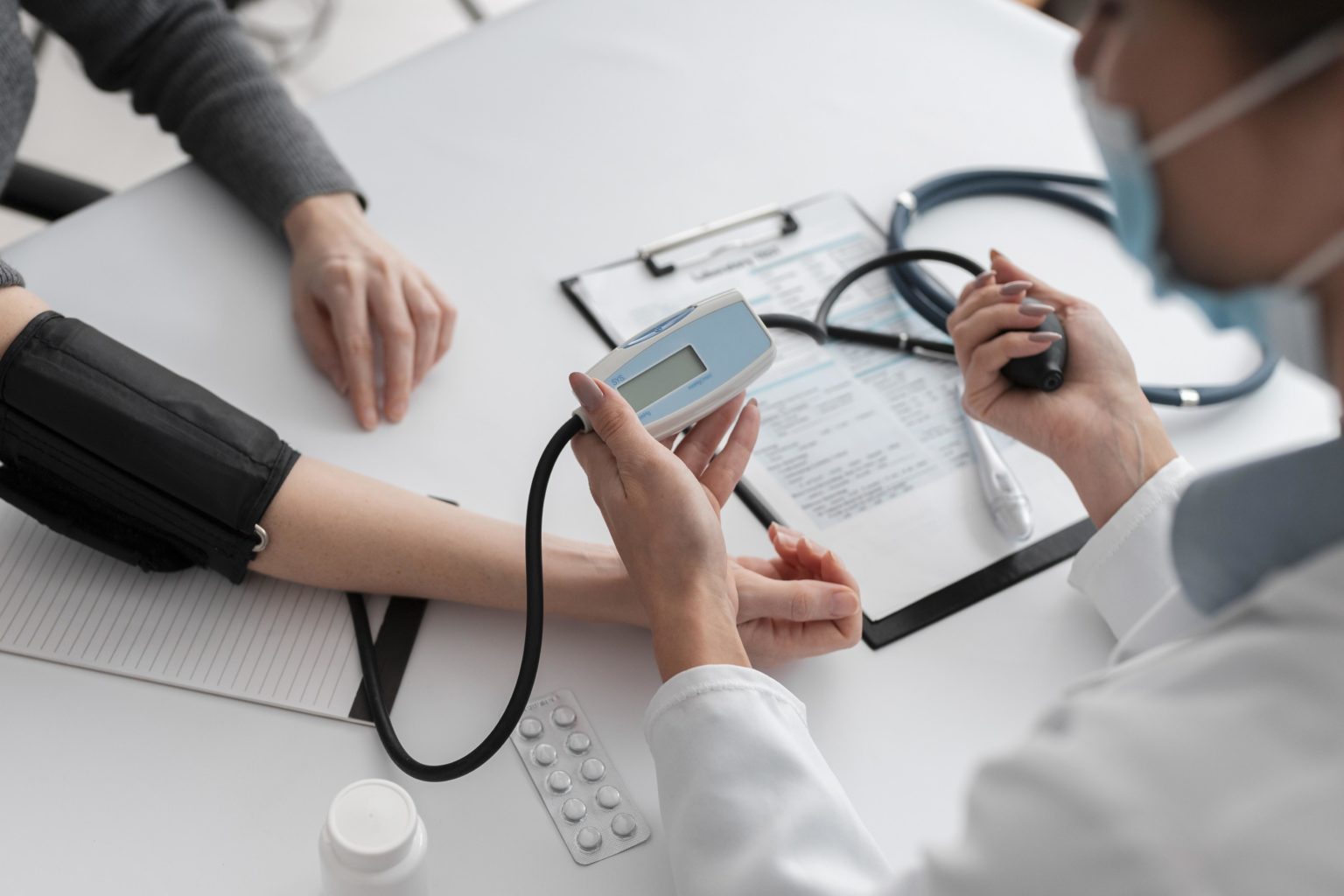Imagen principal del artículo: ¿Sabe cuáles son los chequeos médicos que debe hacerse según su edad? Descubra por qué son clave en cada etapa de la vida