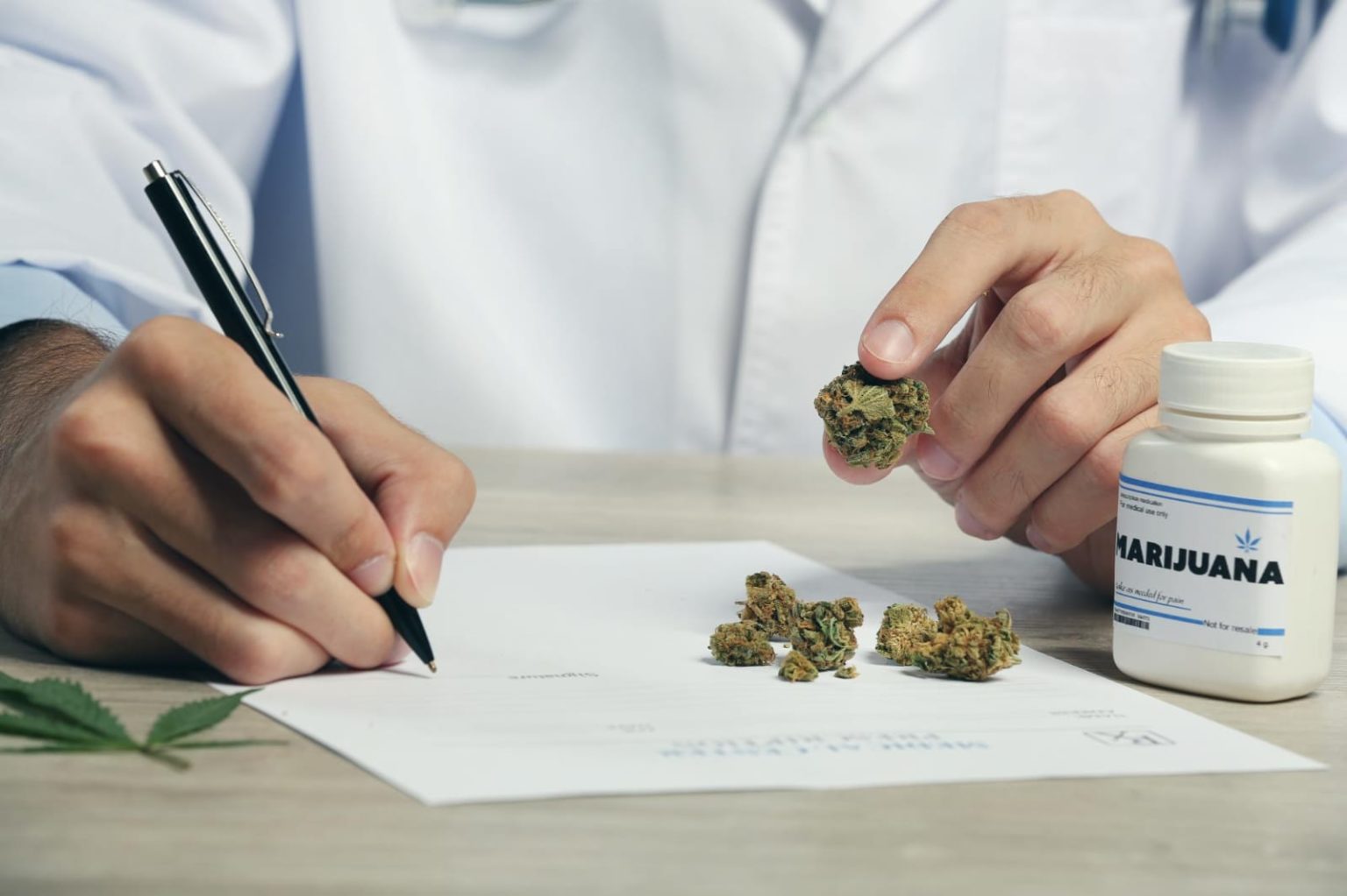 Imagen principal del artículo: Colegio de Farmacéuticos recuerda importancia de receta médica para productos de cannabis medicinal