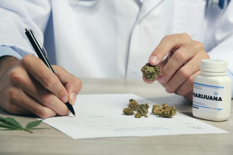 Colegio de Farmacéuticos recuerda importancia de receta médica para productos de cannabis medicinal