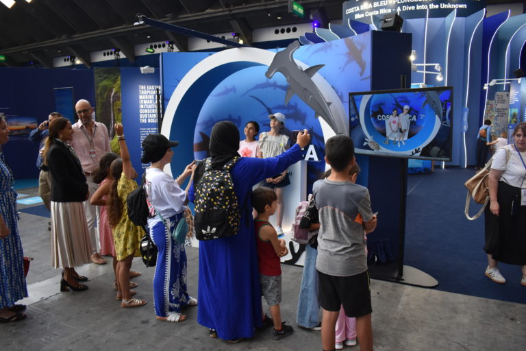 Costa Rica presenta al público en Francia un espacio interactivo que combina animales, la Isla del Coco, ciencia y gobernanza marina