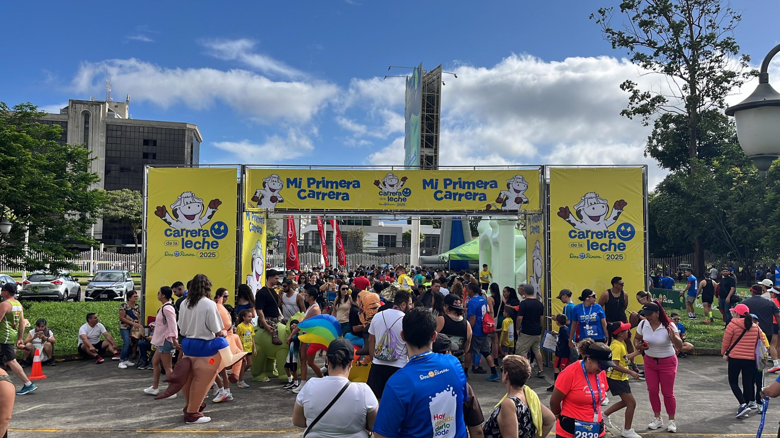 Imagen principal del artículo: Carrera de la Leche 2025 reunió a más de 4.000 personas y donará 17.520 vasos de leche a comunidades vulnerables