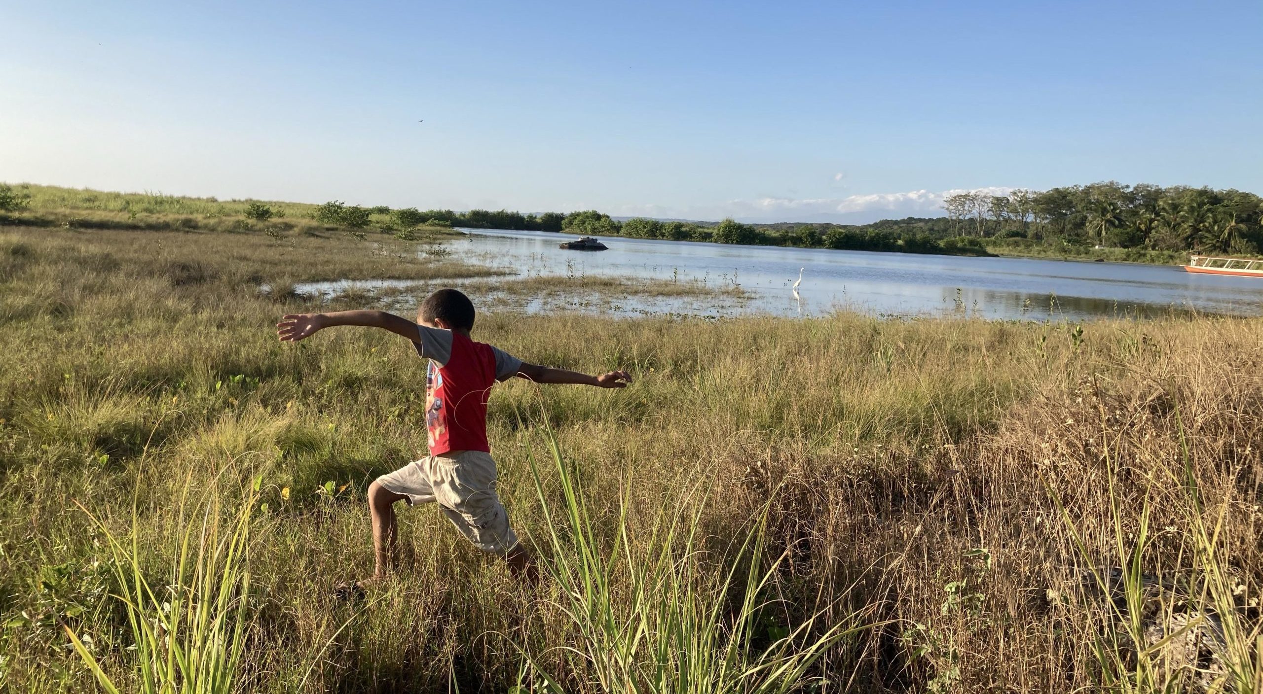 Imagen principal del artículo: Álvaro Torres Crespo estrena su nuevo documental "Ella se detiene a mirar": un retrato íntimo de la vida frente al mar