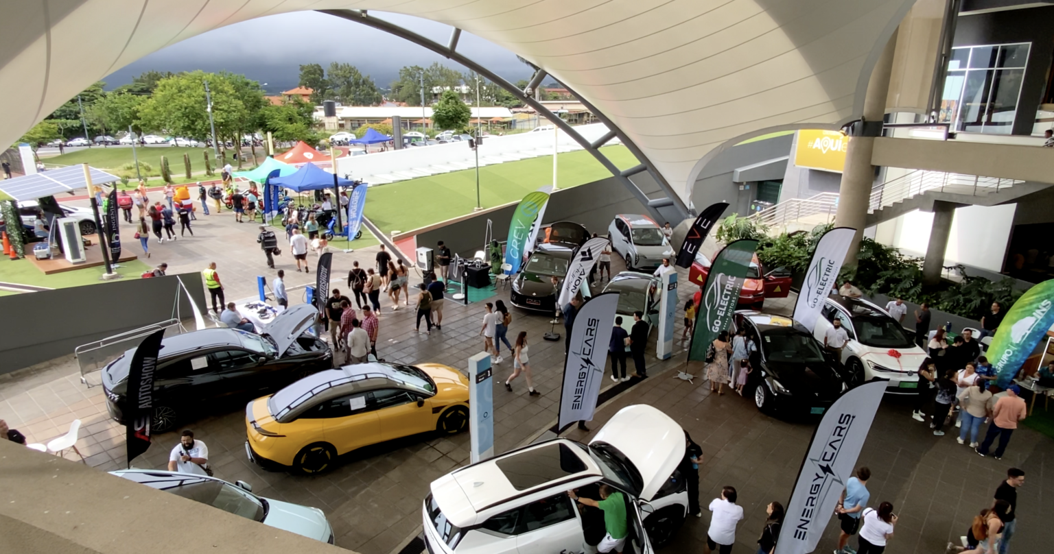Imagen principal del artículo: Festival llega a Heredia para informar a personas con interés de adquirir vehículo eléctrico