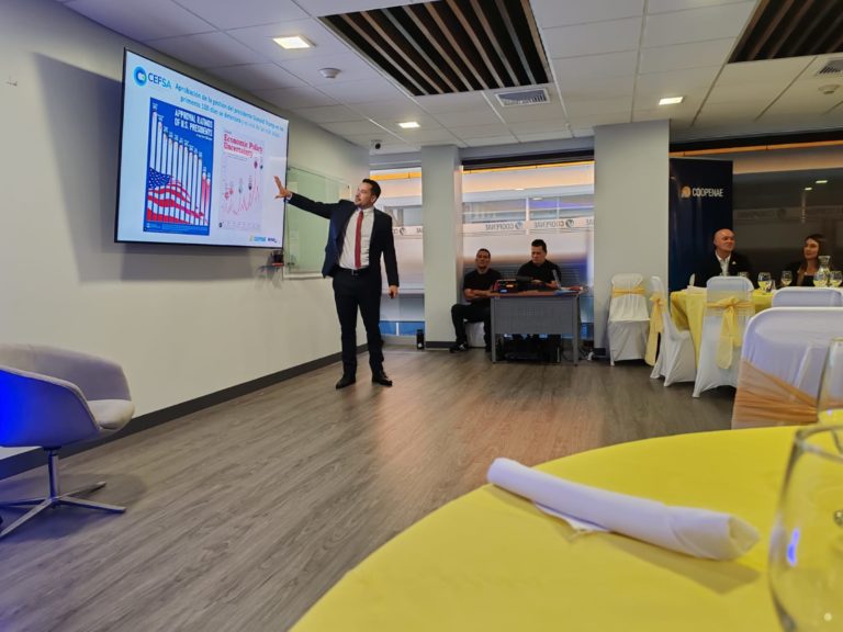 Prevén devaluación moderada del colón en los próximos 12 meses