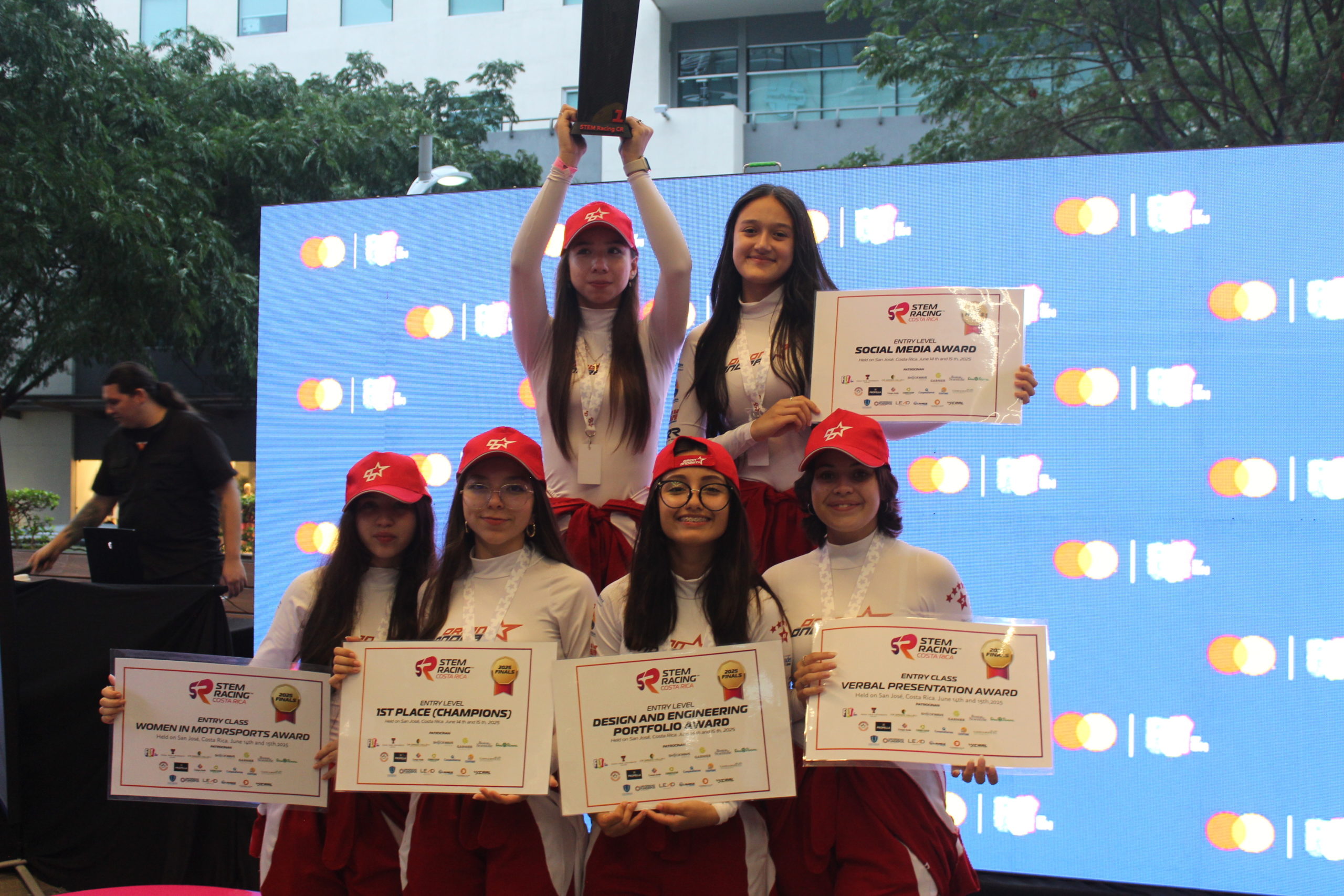 Imagen principal del artículo: Estudiantes de CEDES Don Bosco ganan competencia nacional de "F1 in Schools" y promueven el liderazgo femenino en STEM