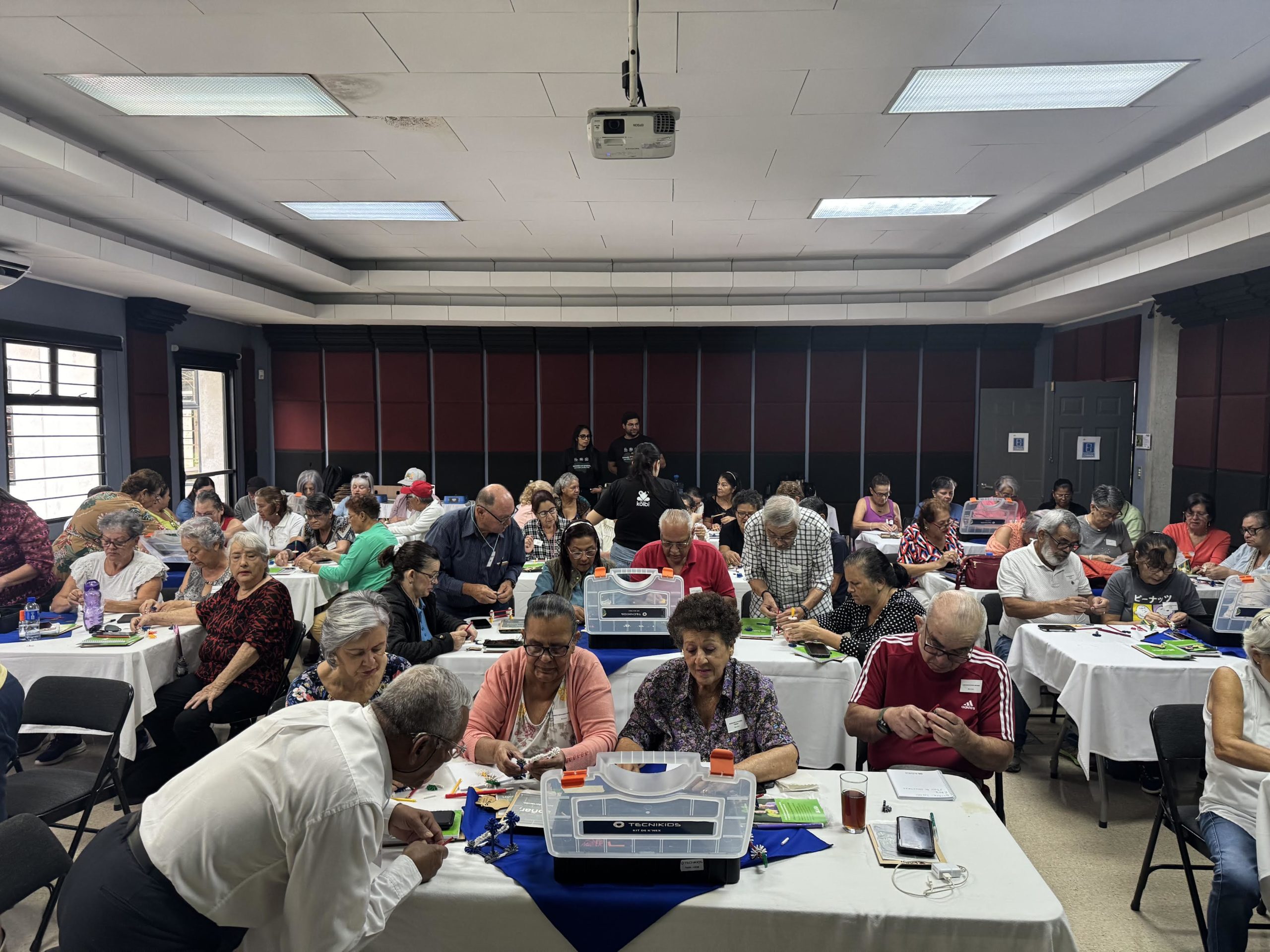 Imagen principal del artículo: Kölbi capacita a personas adultas mayores en uso seguro e inclusivo de la tecnología