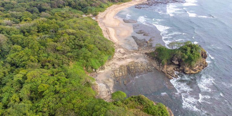 Conversatorio en la UCR abordará realidad de 17 familias en Playa Pelada de Nosara que enfrentan juicios, condenas y desalojo
