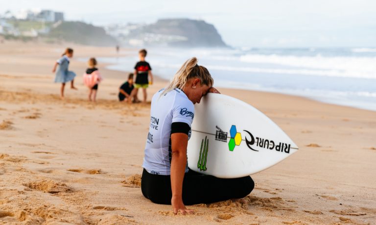 Surfista tica Leilani McGonagle avanza a octavos de final en Australia con ola de último minuto