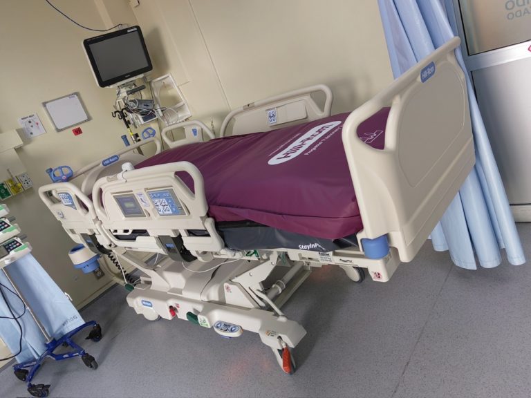 Hospital Nacional de Geriatría y Gerontología recibe donación de ₡298 millones en equipo médico