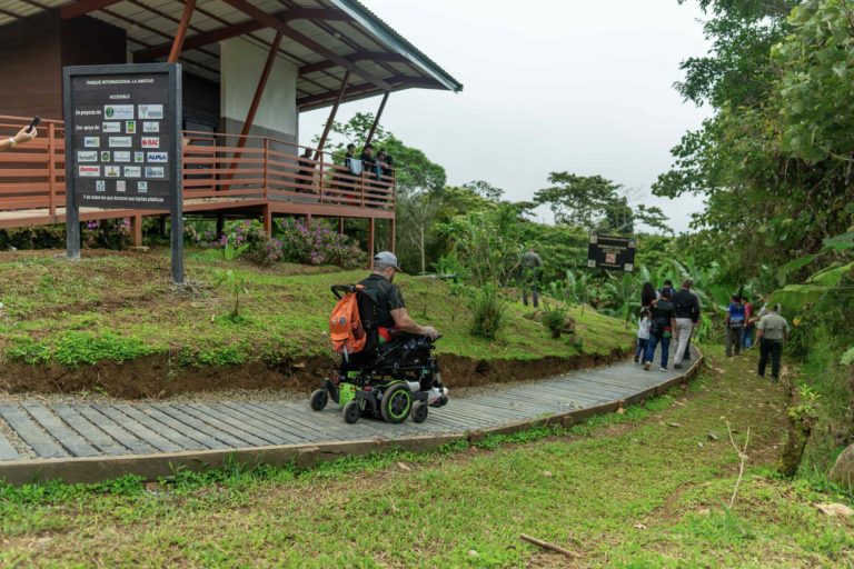 Tapas plásticas se transforman en pasarela accesible en el Parque Internacional La Amistad