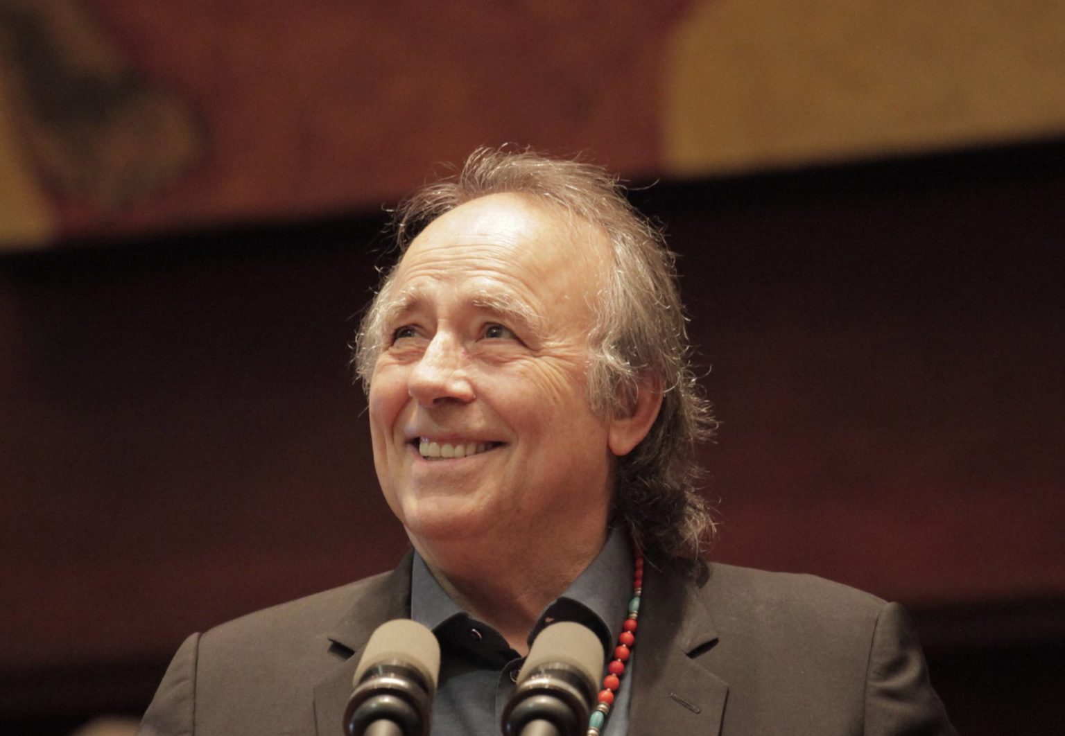 Imagen principal del artículo: Entre la poesía de Serrat y el ruido que no dice nada