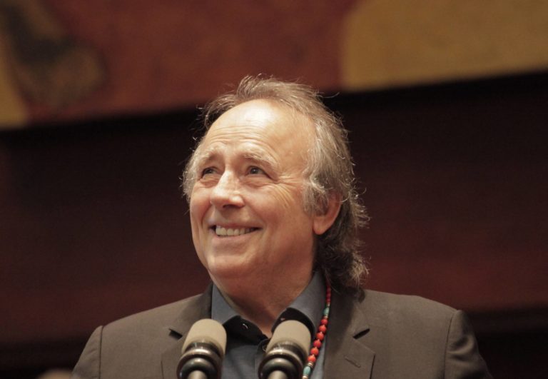 Entre la poesía de Serrat y el ruido que no dice nada