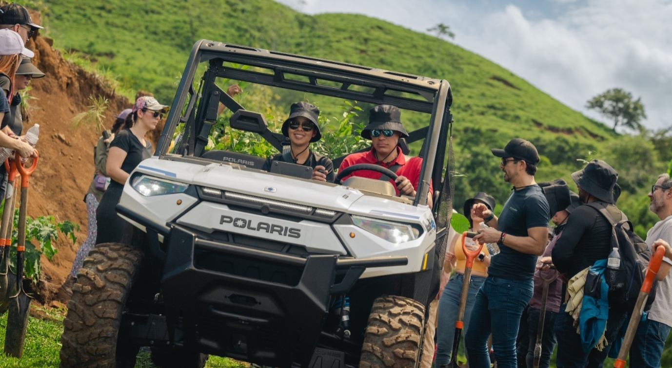 Imagen principal del artículo: Red Motors plantó 120 árboles en Puriscal como parte de su compromiso ambiental