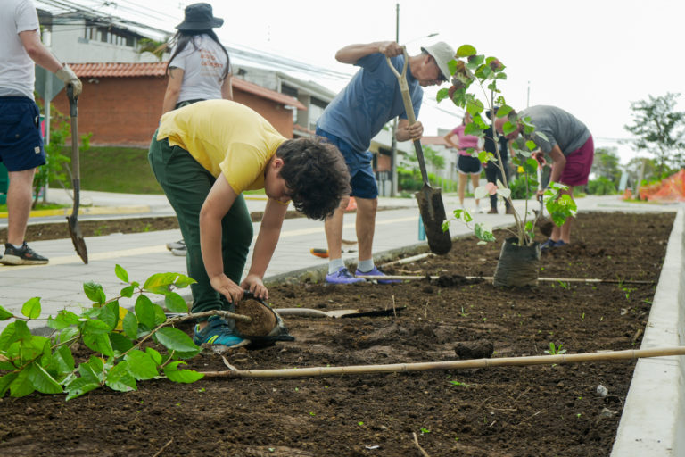 Vecinos de Curridabat revitalizan el Boulevard Freses como espacio verde