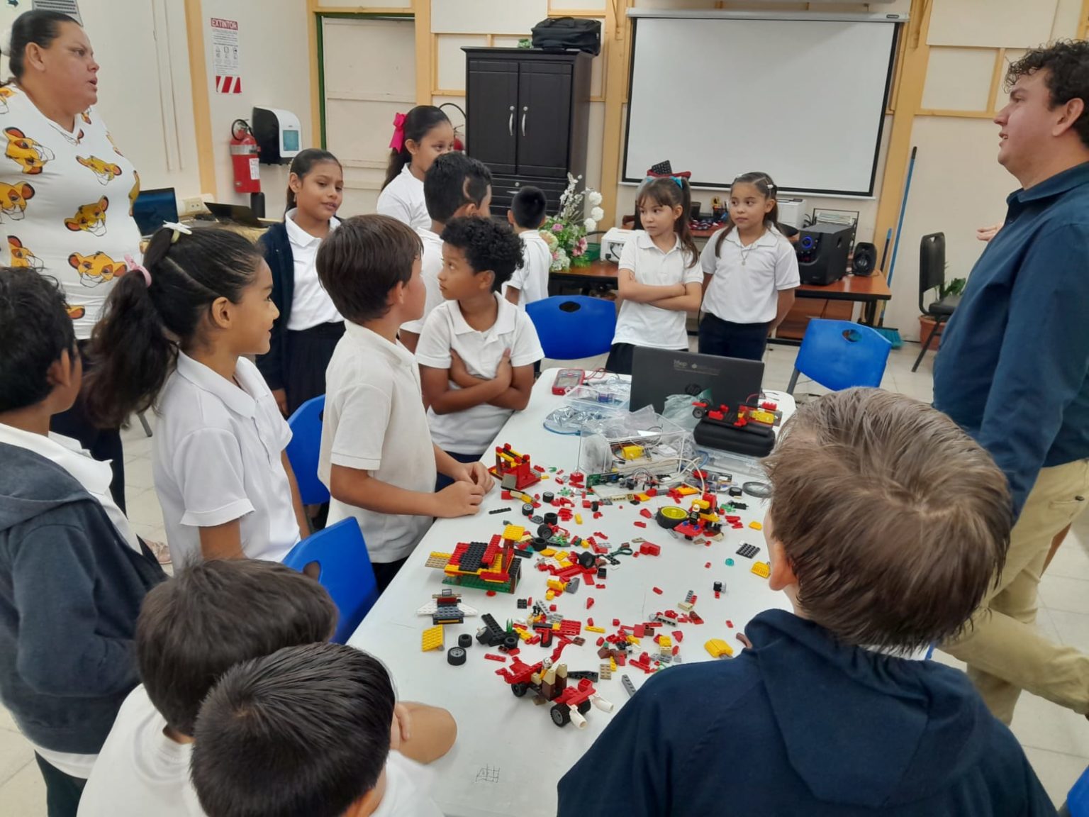 Imagen principal del artículo: Marathon STEAM UNED llega a Jicaral e impacta a más de 130 escolares