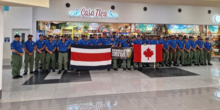 100 bomberos forestales costarricenses viajan a Canadá para apoyar en emergencia por incendios