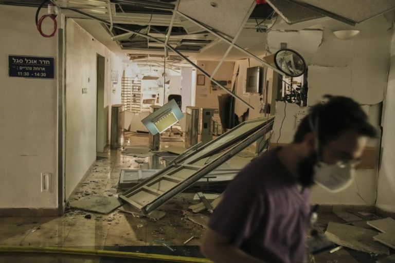 Israel amenaza a líder iraní tras ataque con misiles que golpeó hospital en Beersheba