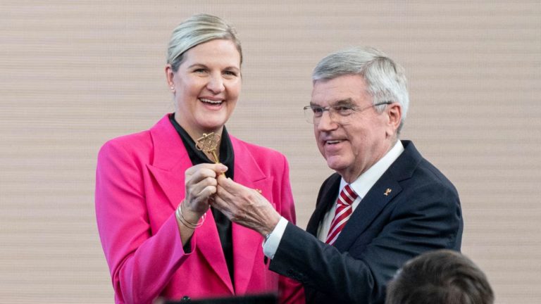 Exnadadora africana Kirsty Coventry hace historia al asumir la presidencia del Comité Olímpico Internacional