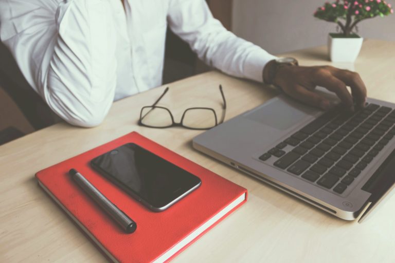 Cuidar la vista en tiempos de pantallas