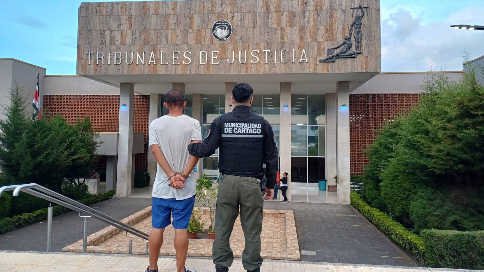 Imagen principal del artículo: Policía Municipal de Cartago ha detenido cuatro personas en 2025 por tirar basura