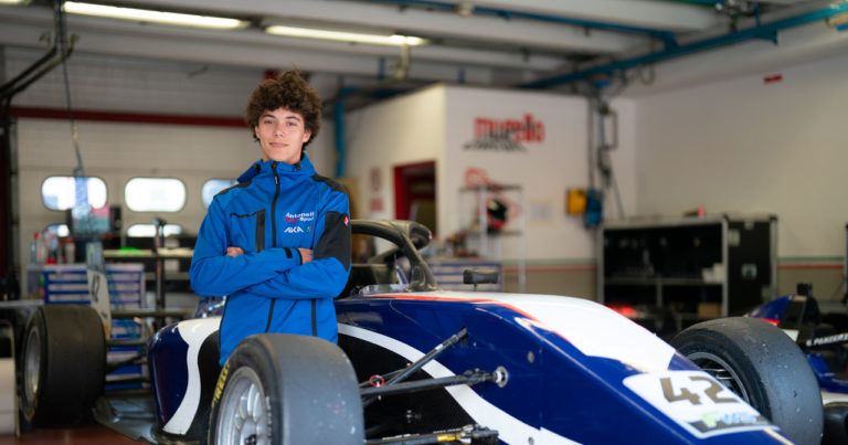 Joven piloto tico Evan Michelini debutará este fin de semana en la Fórmula 4 en Europa