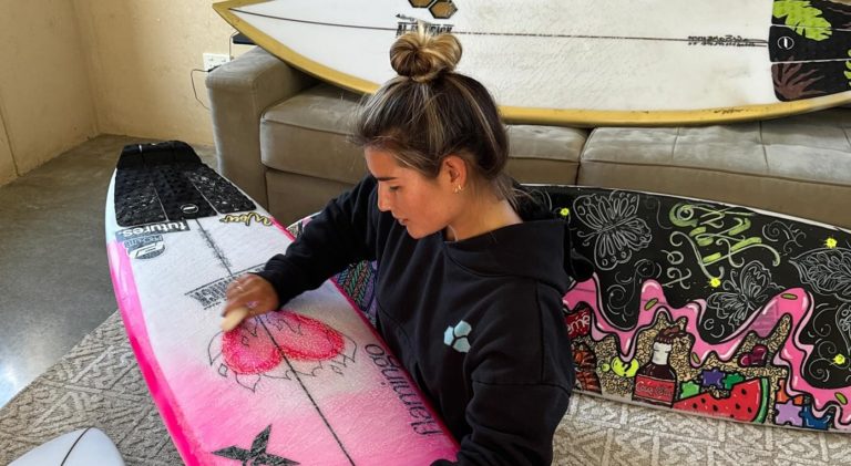 Surfista tica Brisa Hennessy vuelve a la acción: ¡Inicia su preparación rumbo al Tour Mundial 2026!