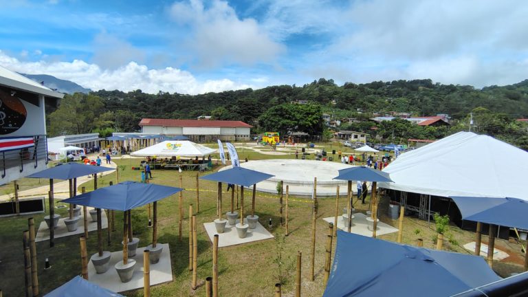 Acosta inaugura nuevo centro cultural y recreativo