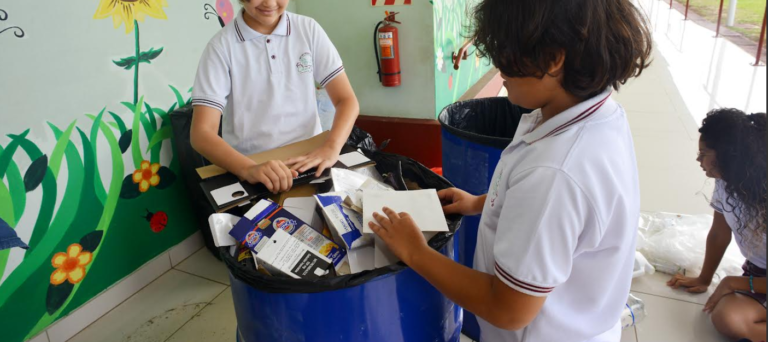 Kimberly-Clark lanza cuarta edición del premio "AmbientaDOS" para impulsar el reciclaje en centros educativos