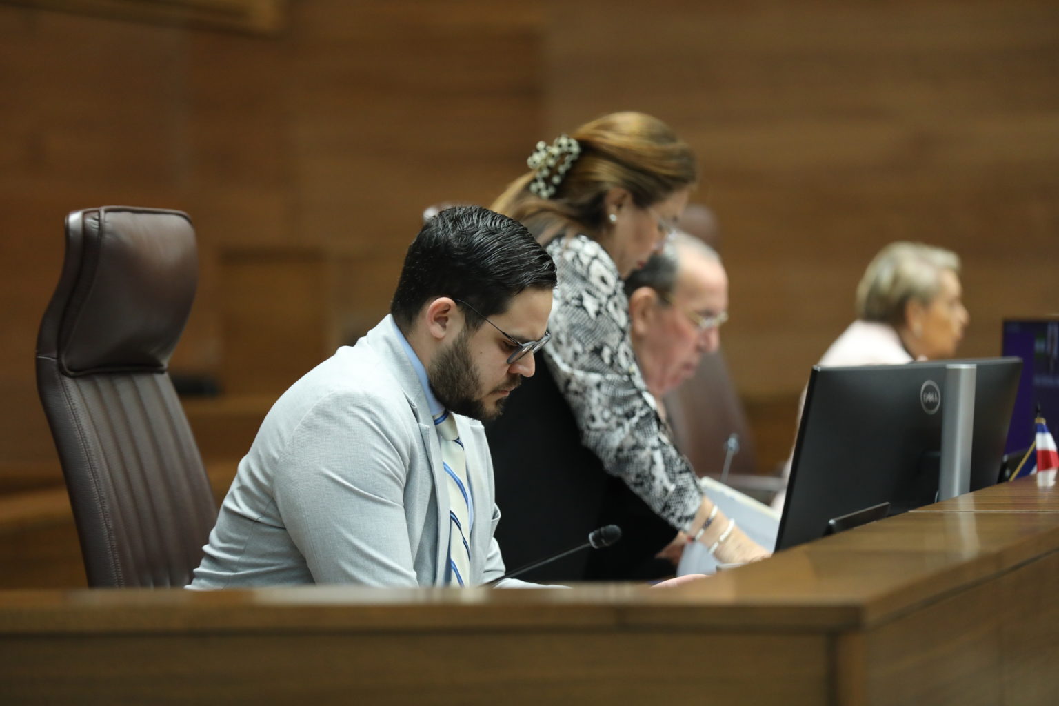 Imagen principal del artículo: Diputado del PUSC perderá dieta por negarse a votar una moción al proyecto de jornadas de 12 horas