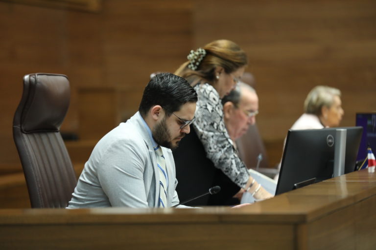 Diputado del PUSC perderá dieta por negarse a votar una moción al proyecto de jornadas de 12 horas