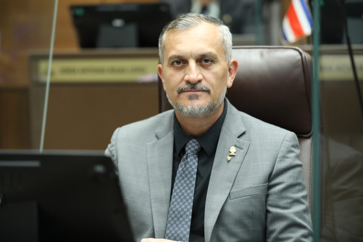 Imagen principal del artículo: Diputado oficialista propone que personas que usurpan la Zona Marítima Terrestre puedan optar por una "concesión especial"