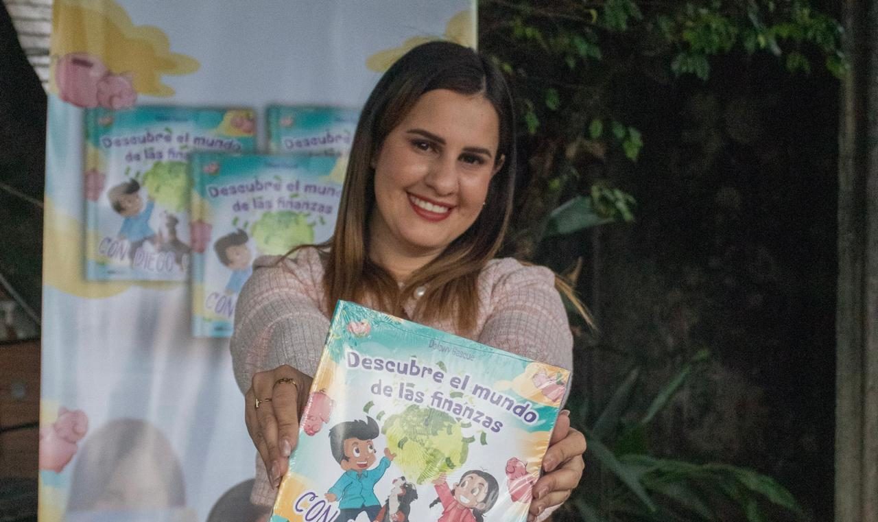 Imagen principal del artículo: Escritora internacional Dolawy Gascue impulsa la cultura financiera infantil