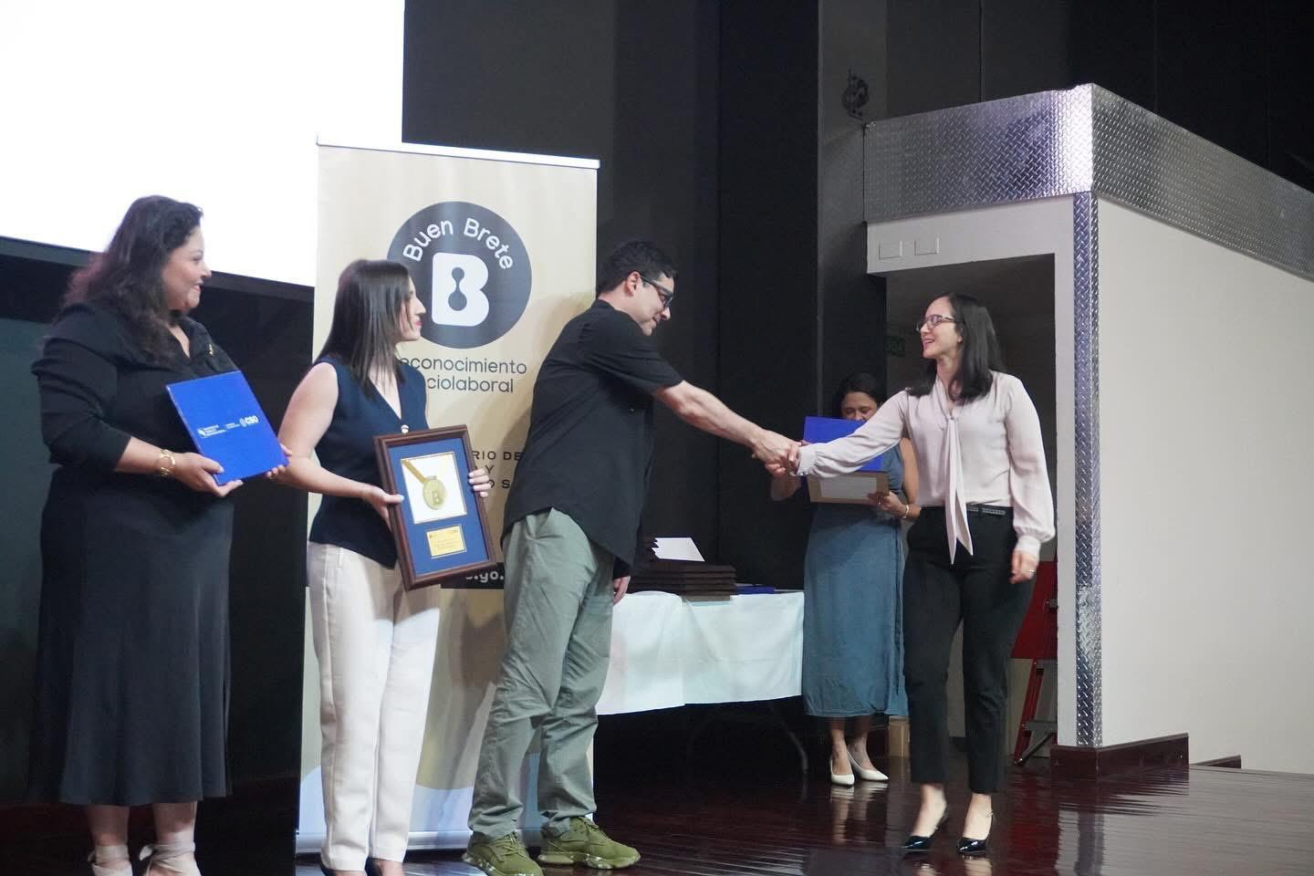 Imagen principal del artículo: HP Inc. Costa Rica recibe doble reconocimiento por sus buenas prácticas laborales en los Premios SIRESOL