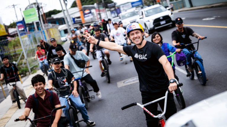 500 personas tomaron la Plaza de la Democracia para celebrar el Día Mundial del BMX