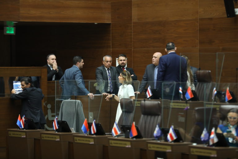 Fracasa intento de dar vía rápida a nuevo proyecto de jornadas de 12 horas y desentrabar el plenario