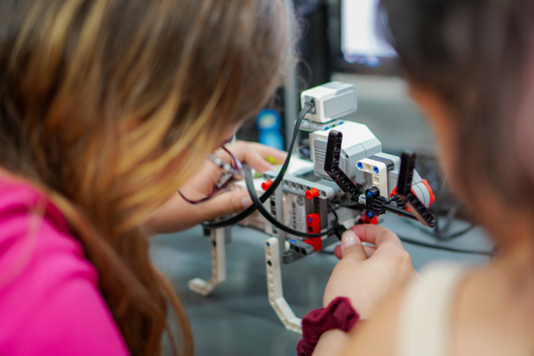 Fundación Omar Dengo lanza curso gratuito de robótica para mujeres con discapacidad