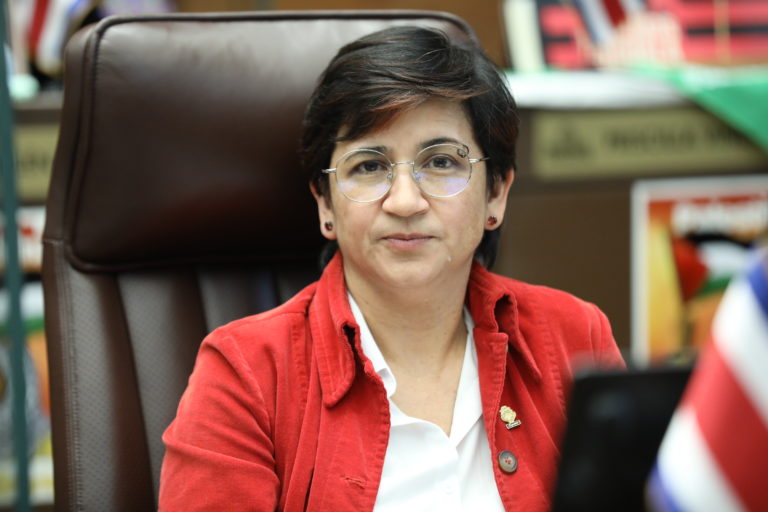 Organizaciones piden que se juramente a Rocío Alfaro como representante sindical ante la Caja